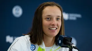 Confident And Rising Tennis Starlet - Iga Swiatek Wallpaper