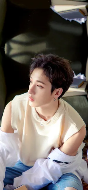 Contemplative Artistin Natural Light Wallpaper