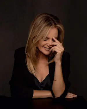 Contemplative Smile Portrait Jessalyn Gilsig Wallpaper