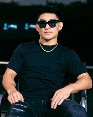 Cool Song Yadong Black Outfit Wallpaper