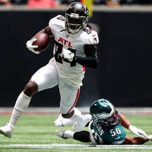 Cordarrelle Patterson Evading Tackle During Game Wallpaper