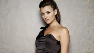 Cote De Pablo Elegant Portrait Wallpaper