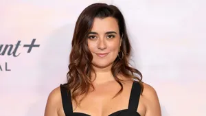 Cote De Pablo Red Carpet Look Wallpaper