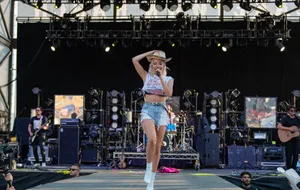 Country Music Concert Performance Wallpaper