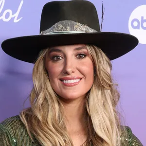 Country Singerin Black Hat Smiling Wallpaper