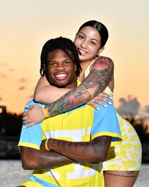 Couple Embrace Sunset Wallpaper