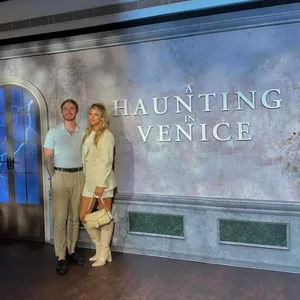 Coupleat A Hauntingin Venice Event Wallpaper