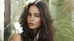 Courtney Eaton Natural Beauty Portrait Wallpaper