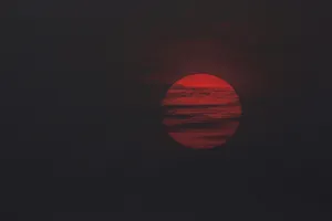 Crimson Sunset Glow Wallpaper