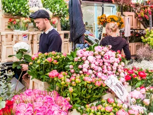Crowded Flower Market In Full Bloom Wallpaper
