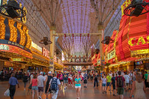 Crowds In Busy Fremont Street Wallpaper