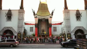 Crowds Outside Graumans Chinese Theatre Wallpaper