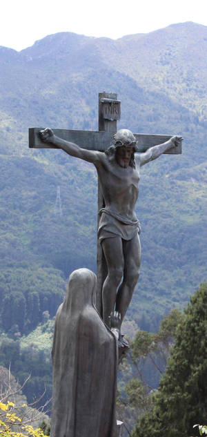 Crucifixion Statue Mountain Backdrop Wallpaper