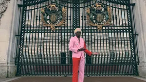 Cryptic Palace Gate Wallpaper