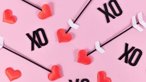 Cupid Arrows And X O Symbols Wallpaper