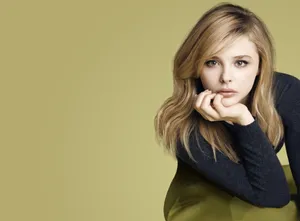 Cute Chloë Grace Moretz Leaning Wallpaper