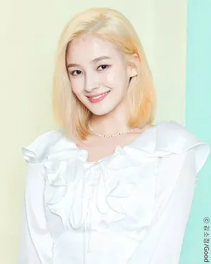 Cute Korean Singer Nancy Momoland Wallpaper