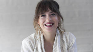 Dakota Johnson Genuine Smile Wallpaper