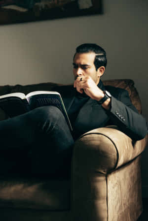 Dandy Man Reading Wallpaper