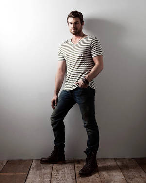 Daniel Gillies Outfit Wallpaper