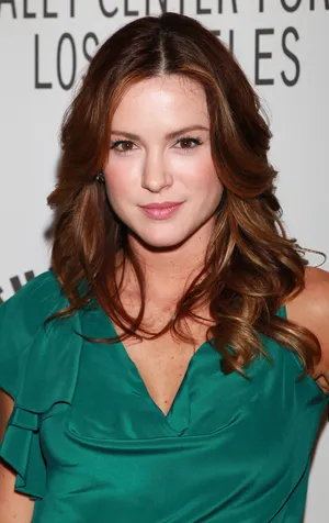 Danneel Ackles Smiling Radiantly Wallpaper