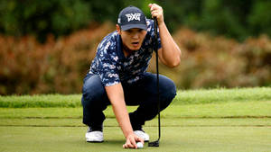 Danny Lee Assessing His Next Shot Wallpaper