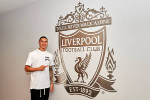 Darwin Núñez Pointing Liverpool Crest Wallpaper