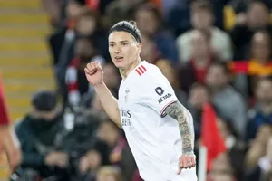 Darwin Núñez Posing Running Wallpaper