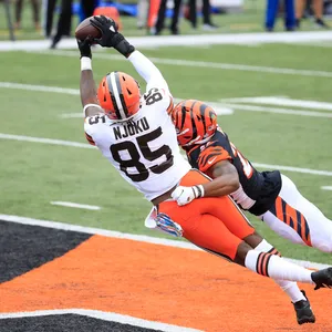 David Njoku Catching Football In Game Wallpaper