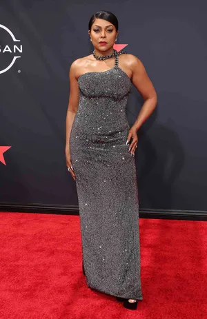 Dazzling In Red - Taraji P Henson At The 2022 Bet Awards Wallpaper