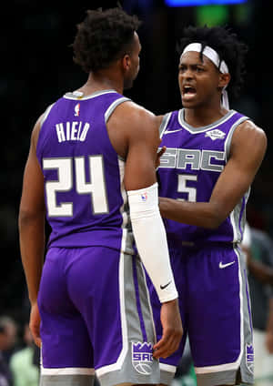 De'aaron Fox Arguing With Teammate Wallpaper