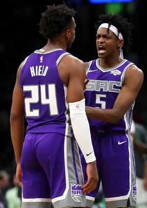 De'aaron Fox Arguing With Teammate Wallpaper