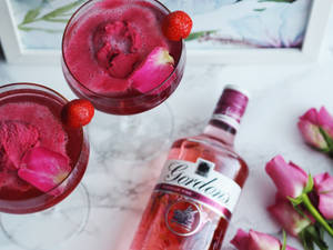 Delightful Gordon's Pink Gin Cocktail With Fresh Strawberries Wallpaper