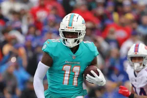 Devante Parker Miami Dolphins Game Action Wallpaper