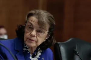 Dianne Feinstein Raising Eyebrow Wallpaper