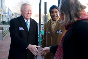 Dick Gephardt Shakes Hands With A Supporter Wallpaper