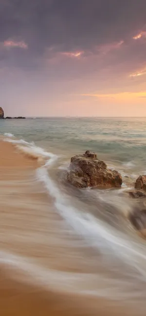 Dive Into Summer With A Beach Day And Your Trusty Iphone! Wallpaper