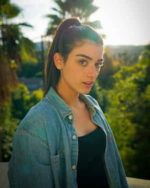 Dixie D'amelio Friend Of Charli And Addison Wallpaper