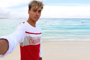 Dobre Brothers Darius Beach Selfie Wallpaper