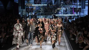 Dolce And Gabbana Models On Runway Fashionable Wallpaper