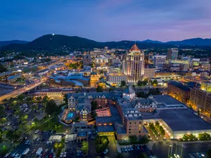 Downtown Roanoke Virginia At Night Wallpaper