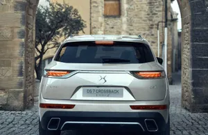 Ds 7 Crossback E-tense On The Road Wallpaper