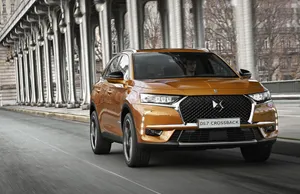 Dynamic Ds 7 Crossback E-tense In Action Wallpaper