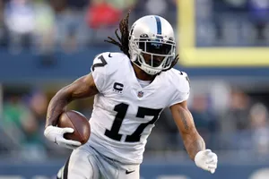 Dynamic Wide Receiver In Action Wallpaper