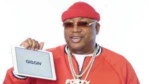E40 Holding Tablet Giggin Wallpaper