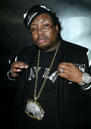 E40 Posingwith Jewelry Wallpaper