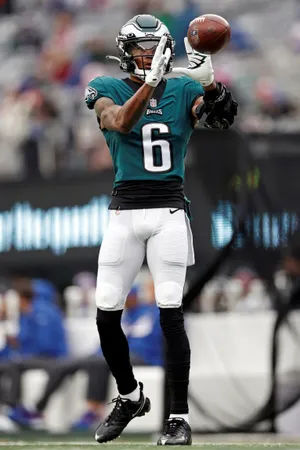 Eagles Player Catching Football Wallpaper