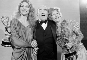 Edward Asner Black And White With Actresses Wallpaper