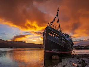 Eerie Elegance: A Sunken Ship's Tale Wallpaper