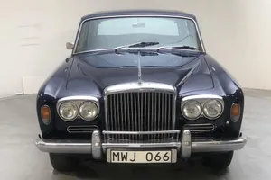 Elegance In Motion: Classic Bentley T1 Luxury Saloon Wallpaper